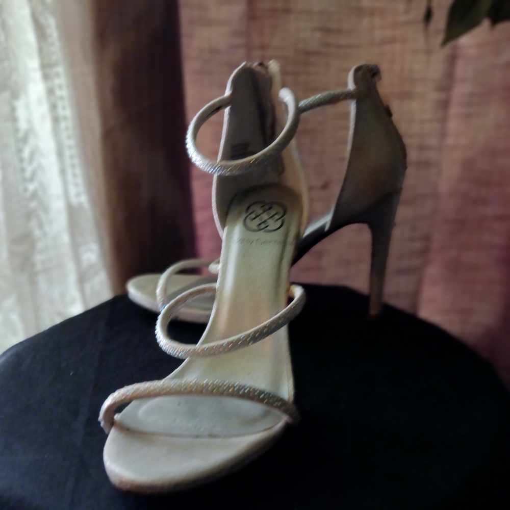 Daisy Fuentes rhinestone open toe heels sz 7